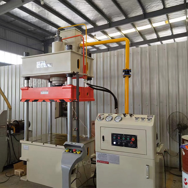 100噸三梁四柱液壓機安裝完成 100噸三梁四柱液壓機安裝完成