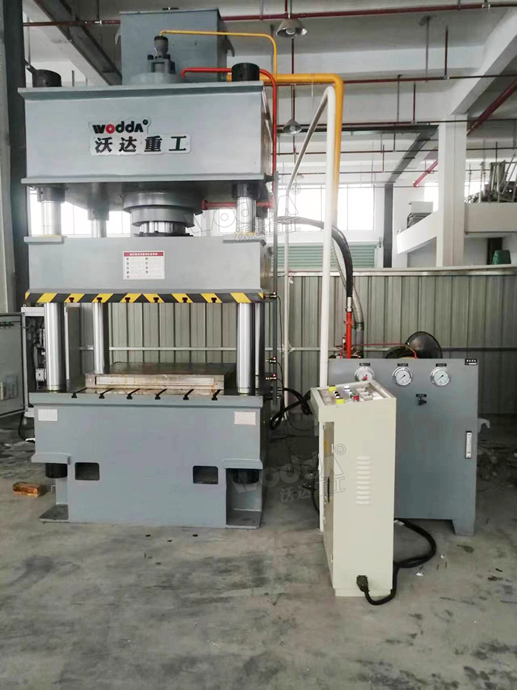 315噸三梁四柱液壓機(jī) 315噸三梁四柱液壓機(jī)