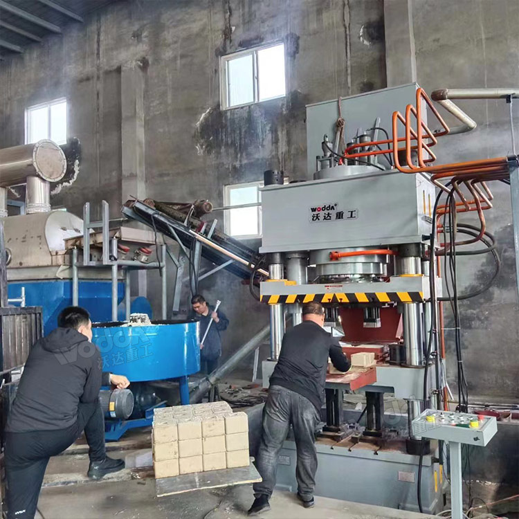 630噸牛羊舔磚液壓機(jī)客戶現(xiàn)場 630噸牛羊舔磚液壓機(jī)客戶現(xiàn)場