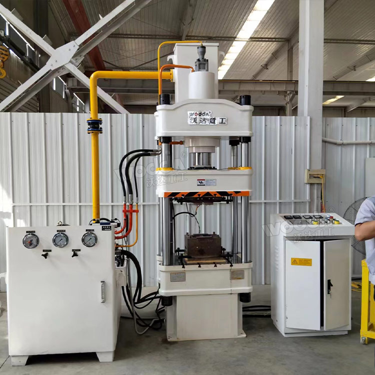 100噸三梁四柱液壓機(jī)客戶(hù)現(xiàn)場(chǎng)