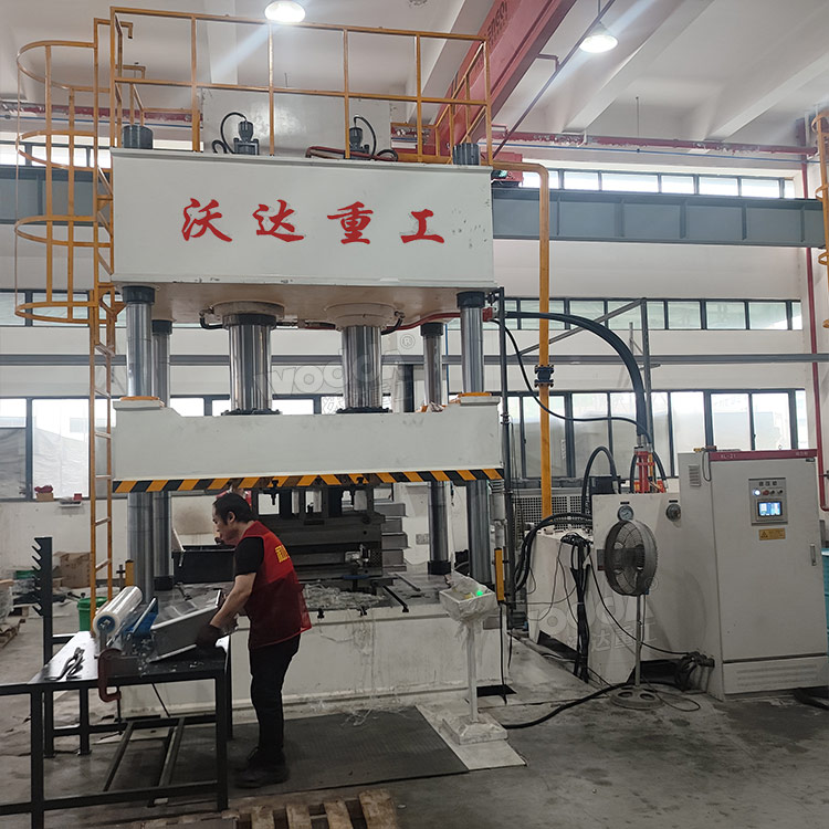 500噸不銹鋼水槽拉伸液壓機(jī)客戶(hù)現(xiàn)場(chǎng) 500噸不銹鋼水槽拉伸液壓機(jī)客戶(hù)現(xiàn)場(chǎng)