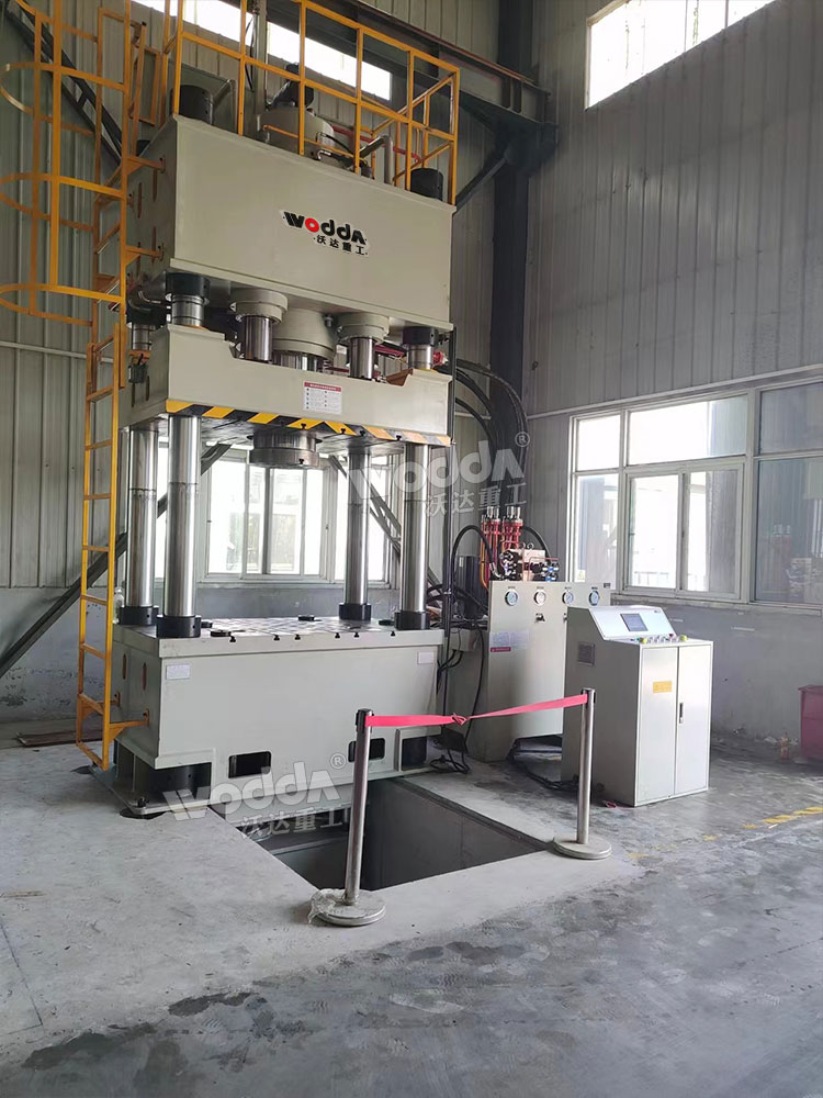 500噸四柱液壓機(jī)安裝完成 500噸四柱液壓機(jī)安裝完成