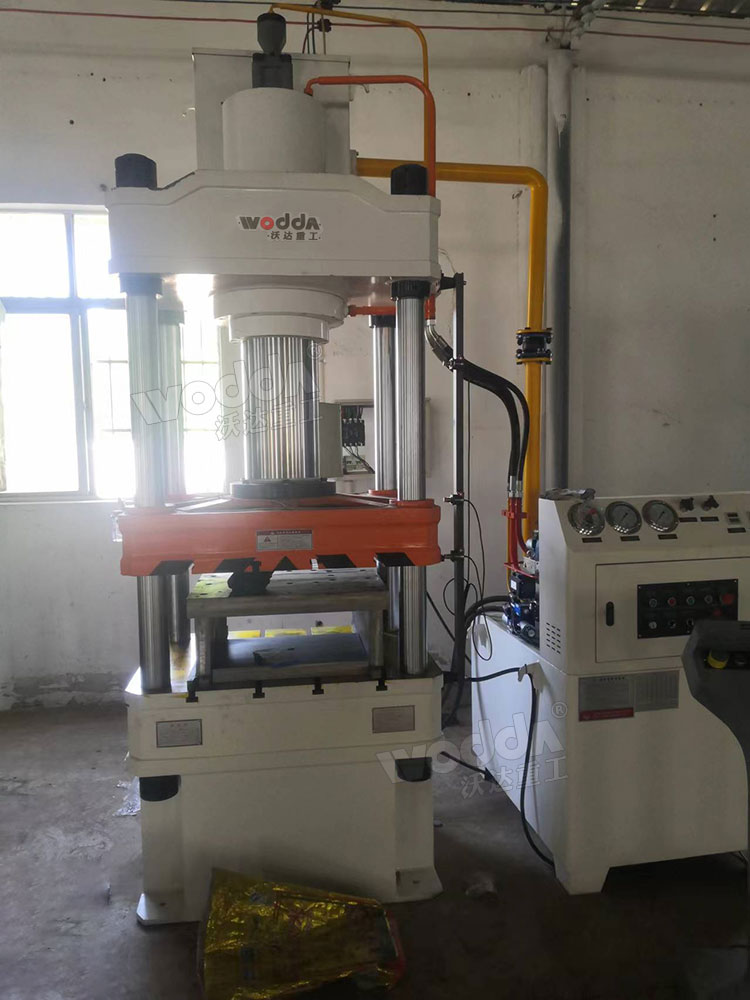 200噸四柱液壓機(jī)客戶現(xiàn)場 200噸四柱液壓機(jī)客戶現(xiàn)場