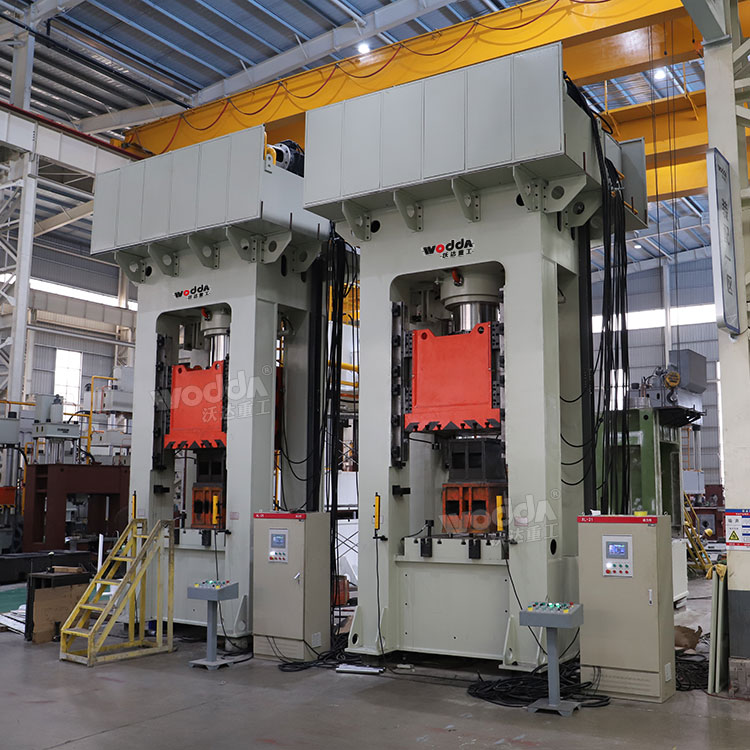 630噸框架式液壓機(jī)車間兩臺 630噸框架式液壓機(jī)車間兩臺