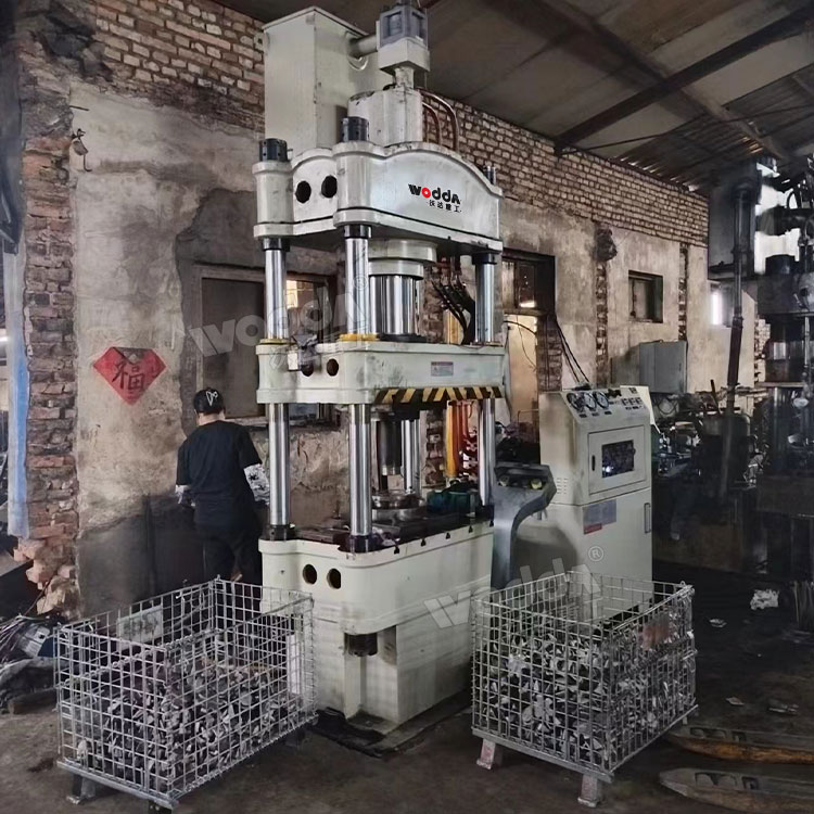 200噸汽車發(fā)電機爪極成型液壓機現場 200噸汽車發(fā)電機爪極成型液壓機現場