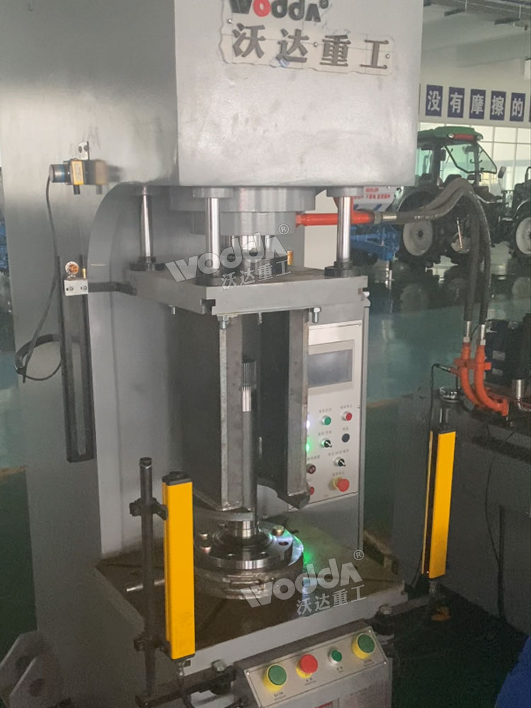 63噸單柱壓裝液壓機現場 63噸單柱壓裝液壓機現場