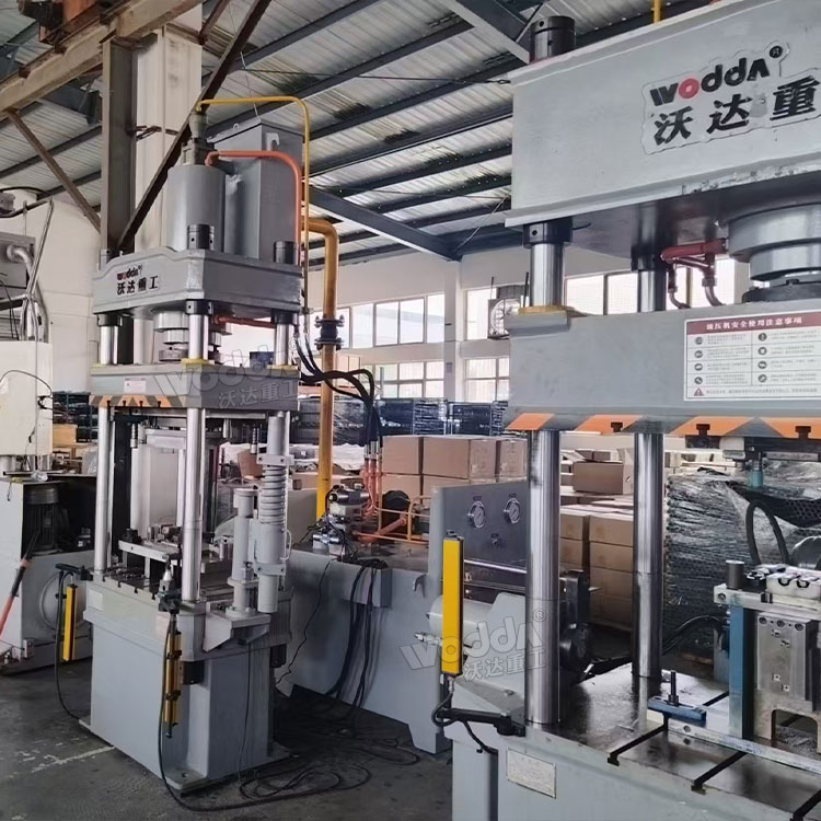 100噸汽車零部件成型液壓機(jī)現(xiàn)場(chǎng) 100噸汽車零部件成型液壓機(jī)現(xiàn)場(chǎng)