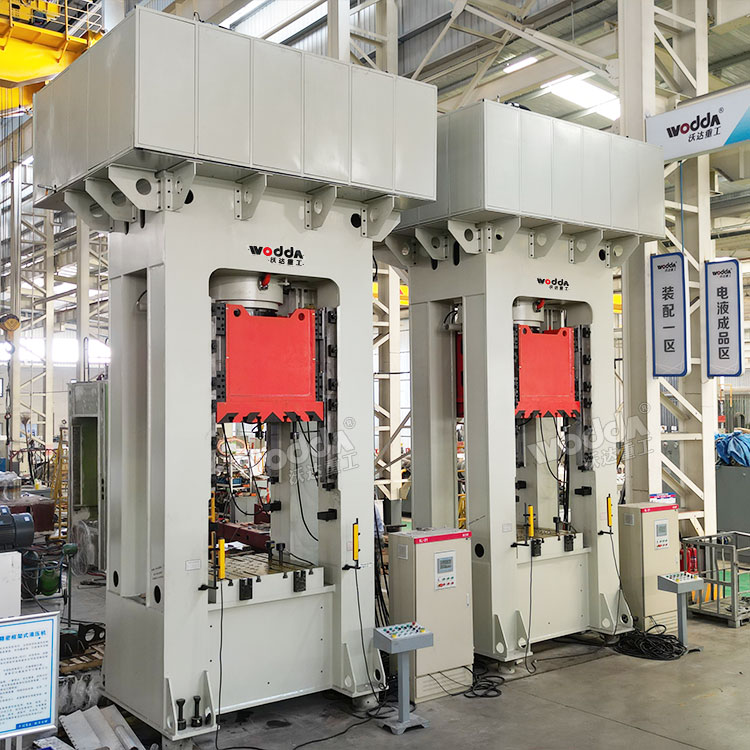 630噸框架式液壓機(jī)車間實(shí)物 630噸框架式液壓機(jī)車間實(shí)物