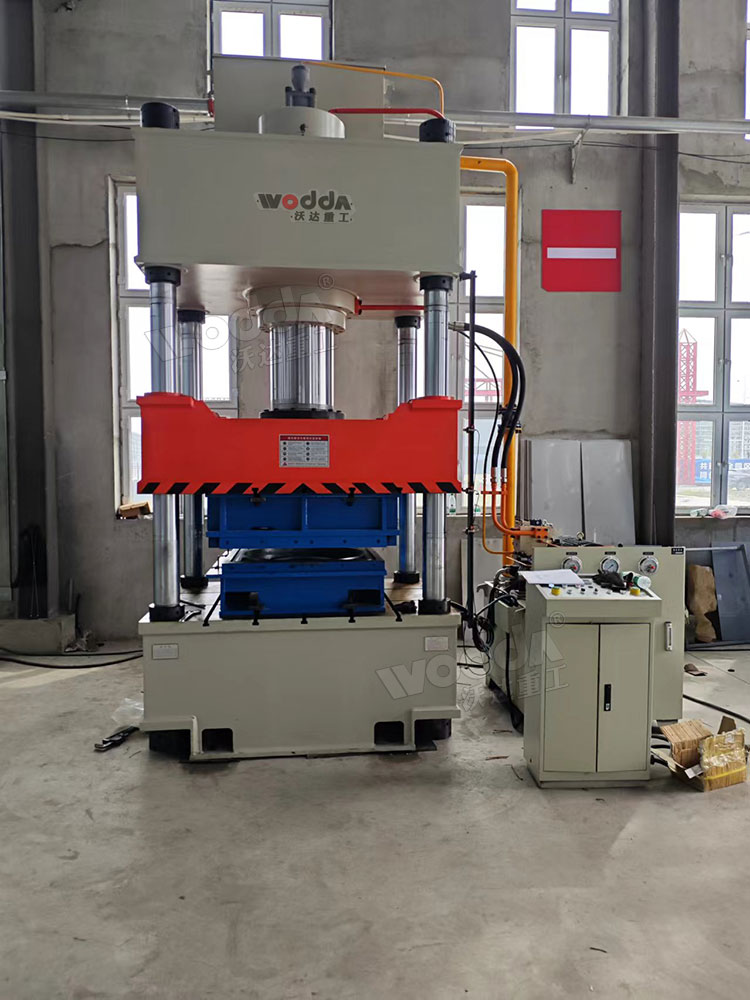 400噸不銹鋼水箱板液壓機(jī)現(xiàn)場 400噸不銹鋼水箱板液壓機(jī)現(xiàn)場