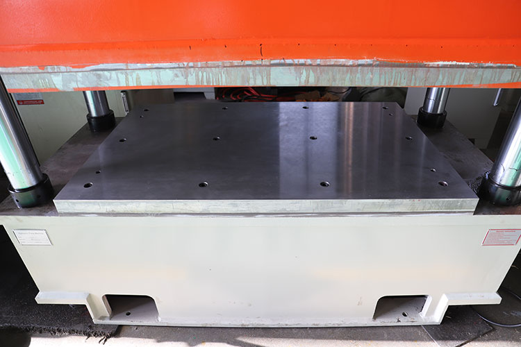 液壓機(jī)工作臺細(xì)節(jié)