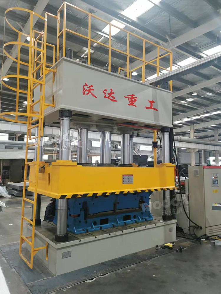 400噸汽車內飾件成型液壓機現(xiàn)場 400噸汽車內飾件成型液壓機現(xiàn)場