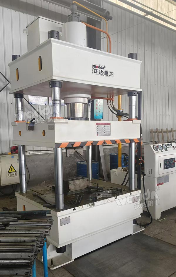 200噸四柱三梁液壓機(jī) 200噸四柱三梁液壓機(jī)