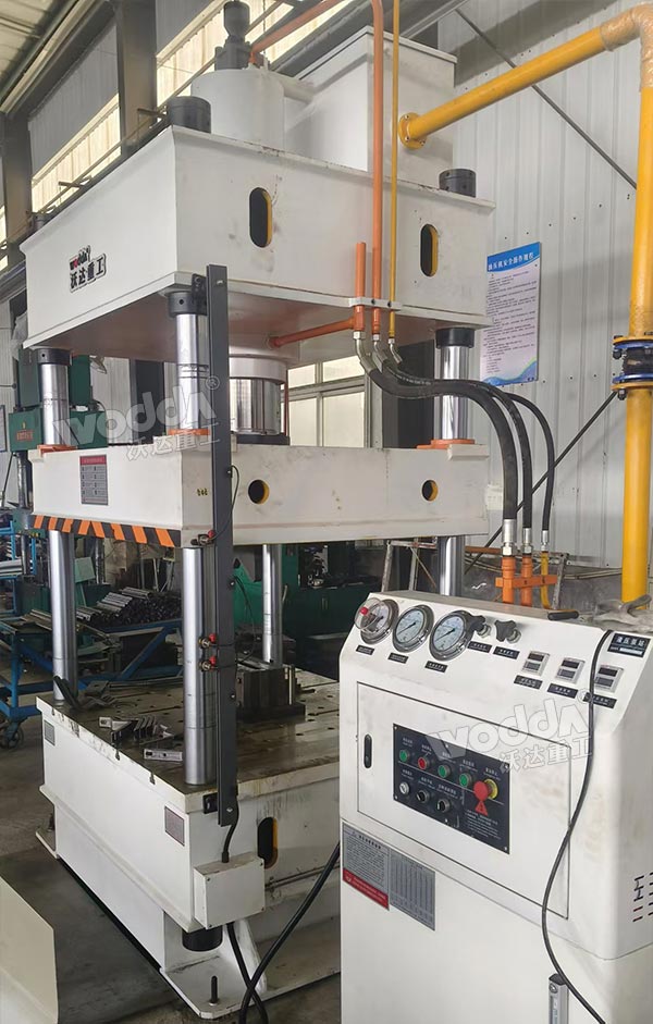 200噸四柱液壓機(jī) 200噸四柱液壓機(jī)