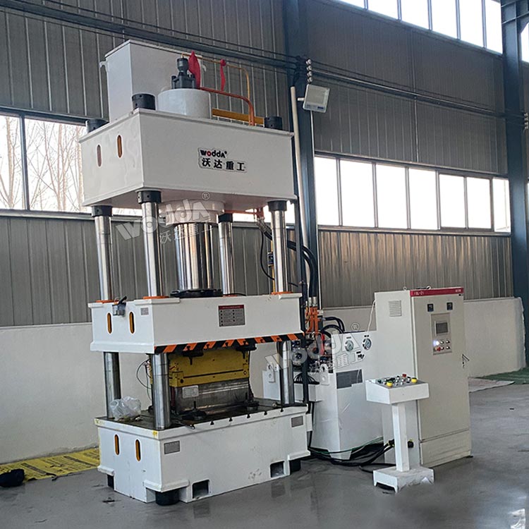 315噸四柱液壓機(jī)現(xiàn)場