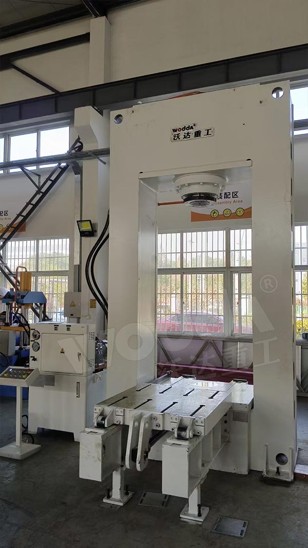 315噸龍門(mén)框架式液壓機(jī) 315噸龍門(mén)框架式液壓機(jī)