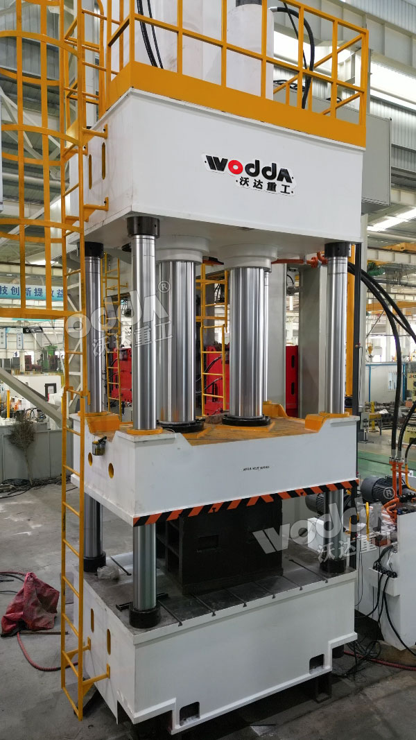 500噸四柱液壓機(jī)車(chē)間實(shí)物