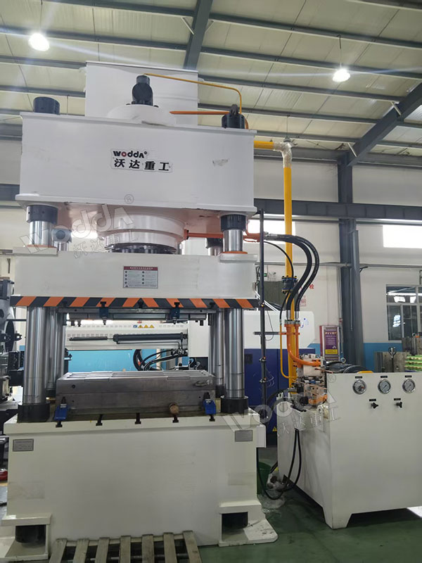 630噸四柱液壓機(jī) 630噸四柱液壓機(jī)