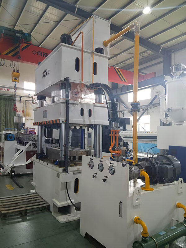 630噸四柱液壓機(jī)現(xiàn)場(chǎng)試機(jī) 630噸四柱液壓機(jī)現(xiàn)場(chǎng)試機(jī)