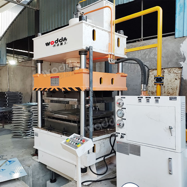 250噸金屬薄板拉伸液壓機(jī) 250噸金屬薄板拉伸液壓機(jī)