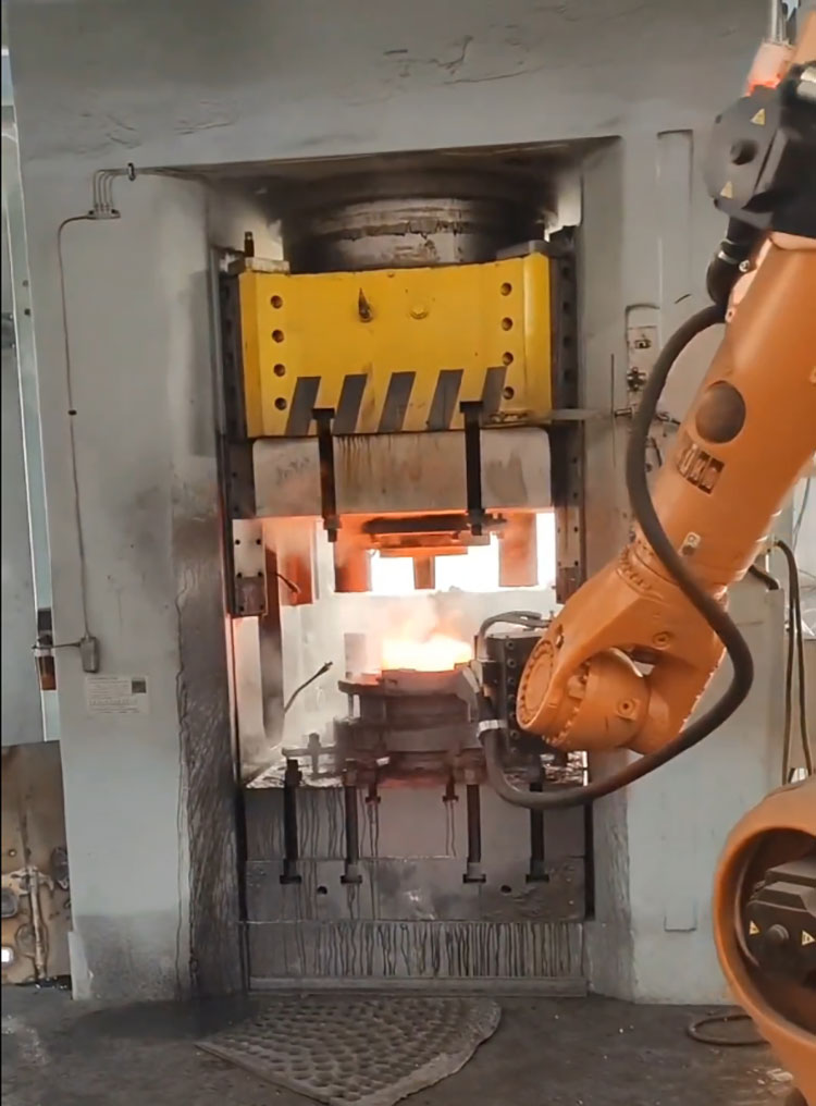 2500噸熱鍛液壓機現(xiàn)場(法蘭) 2500噸熱鍛液壓機現(xiàn)場(法蘭)