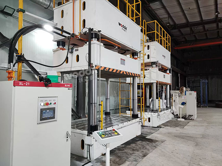 630噸四柱液壓機(jī)現(xiàn)場 630噸四柱液壓機(jī)現(xiàn)場