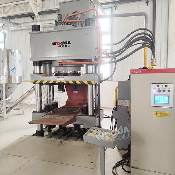 630噸牛羊舔磚液壓機 630噸牛羊舔磚液壓機