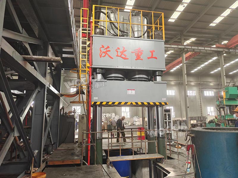 2000噸石墨坩堝成型液壓機 2000噸石墨坩堝成型液壓機