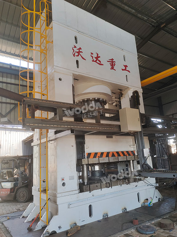 2500噸熱鍛液壓機(jī)現(xiàn)場(chǎng)