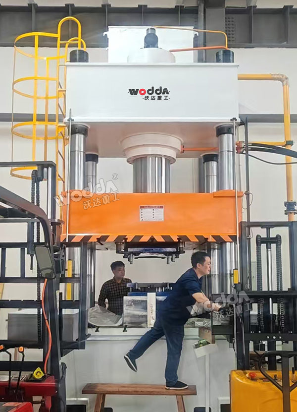 630噸汽車發(fā)動機(jī)護(hù)板成型液壓機(jī)