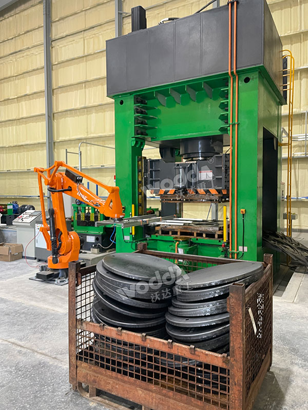 1000噸框架式液壓機(jī)沖壓海洋浮標(biāo)現(xiàn)場(chǎng)