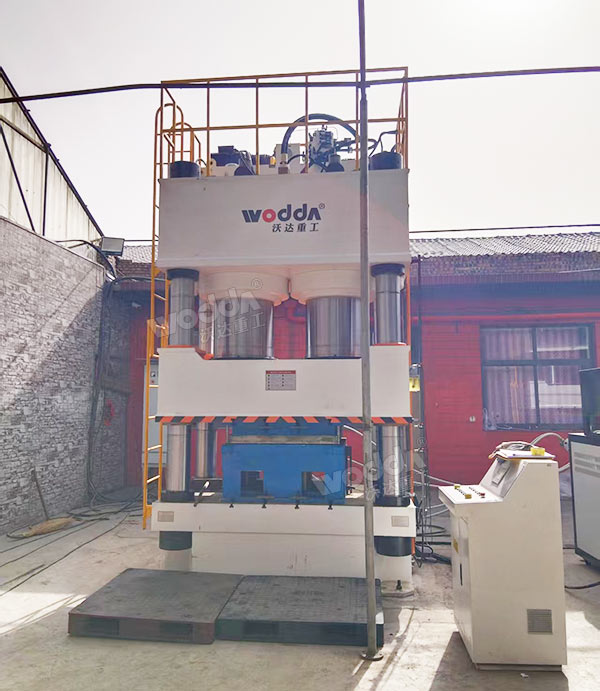 1600噸木屑托盤液壓機現(xiàn)場