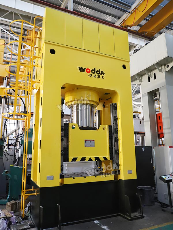 1000噸框架式液壓機(jī).jpg 1000噸框架式液壓機(jī).jpg