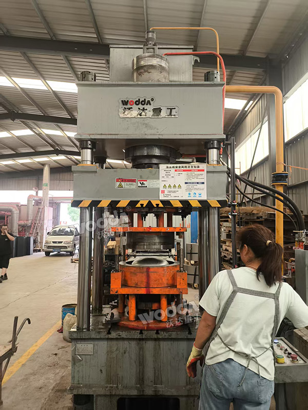 200噸封頭液壓機現(xiàn)場