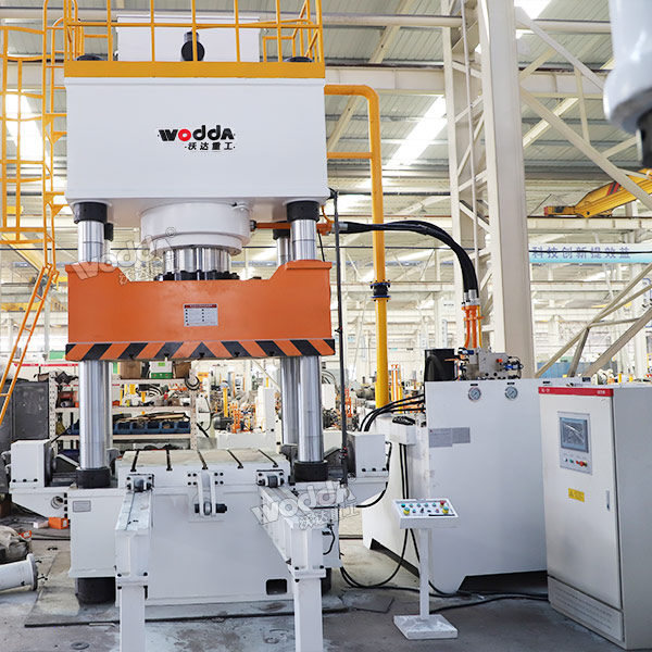 四柱液壓機(jī).jpg 四柱液壓機(jī).jpg