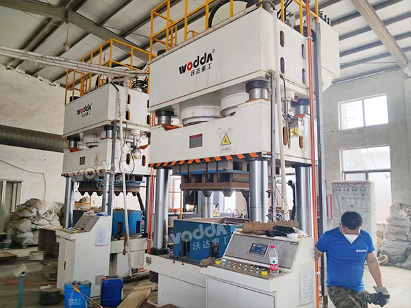 1600噸木屑托盤液壓機調試