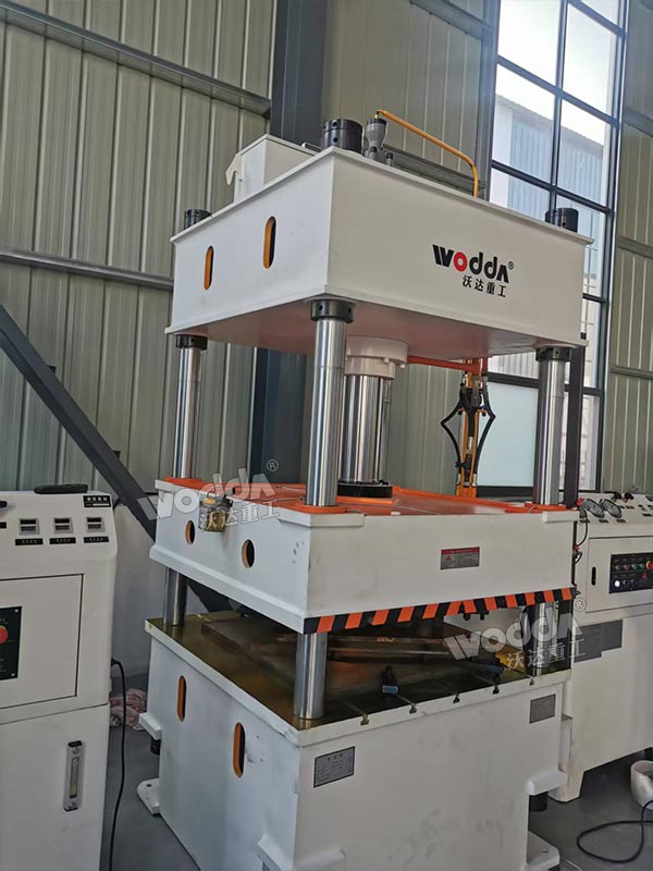 100噸四柱液壓機調(diào)試現(xiàn)場