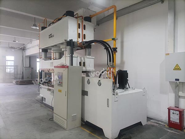 800噸液壓機(jī)現(xiàn)場