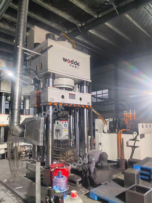 500噸石墨匣缽液壓機現(xiàn)場