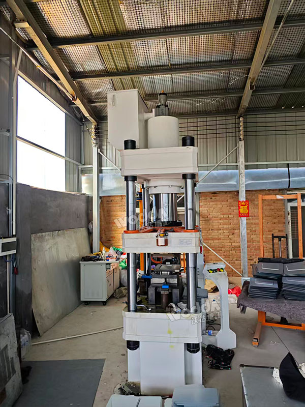 200噸四柱液壓機現(xiàn)場試機