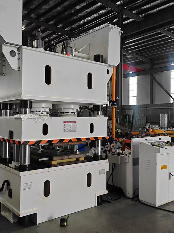 2400噸鋼木門壓花機 2400噸鋼木門壓花機