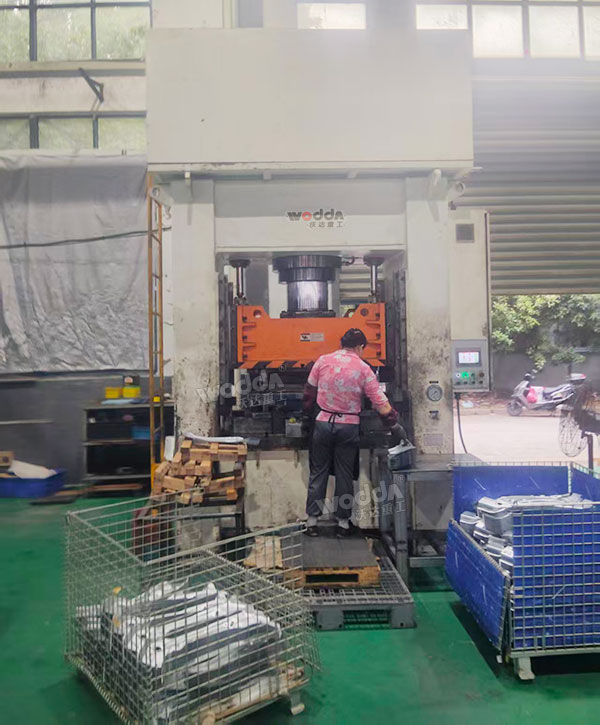 315噸框架式汽車配件成型液壓機現(xiàn)場