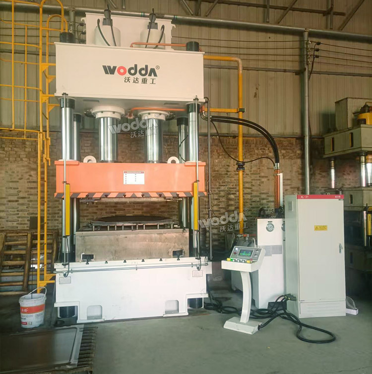 400噸汽車配件成型液壓機(jī)試機(jī)現(xiàn)場