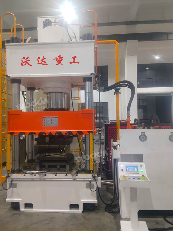 400噸汽車配件成型液壓機現(xiàn)場