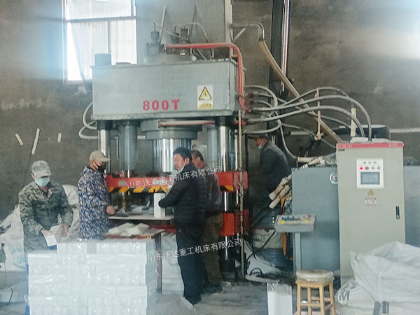 800噸牛羊舔磚液壓機(jī)現(xiàn)場 800噸牛羊舔磚液壓機(jī)現(xiàn)場