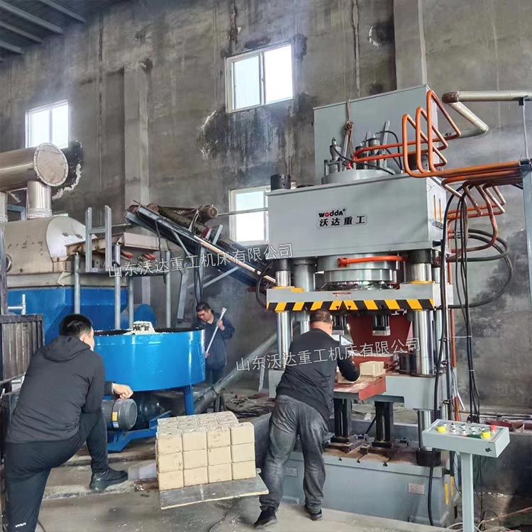 630噸鹽磚機現(xiàn)場 630噸鹽磚機現(xiàn)場