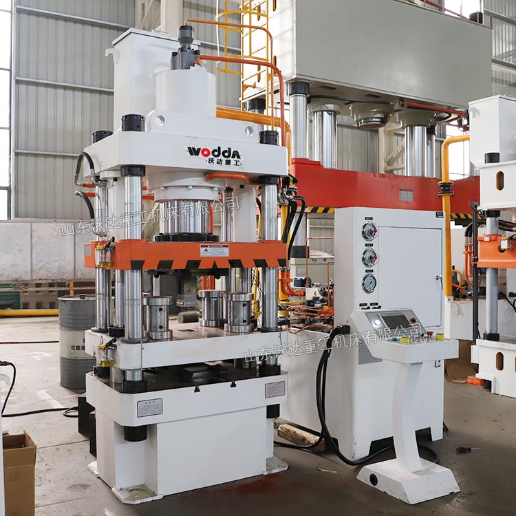 200噸四梁四柱液壓機車間調試完成