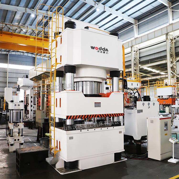 2500噸掛車鞍座沖壓成型液壓機車間調(diào)試完成