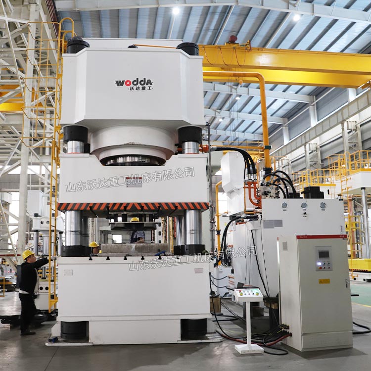 2500噸掛車鞍座沖壓成型液壓機試機