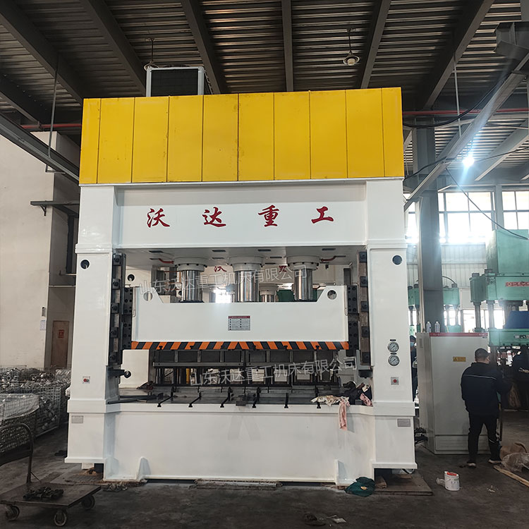 630噸汽車內(nèi)飾件成型液壓機現(xiàn)場 630噸汽車內(nèi)飾件成型液壓機現(xiàn)場