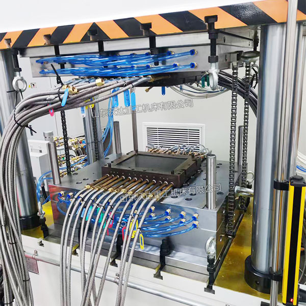 200噸四柱液壓機(jī)模壓飛機(jī)艙體隔板